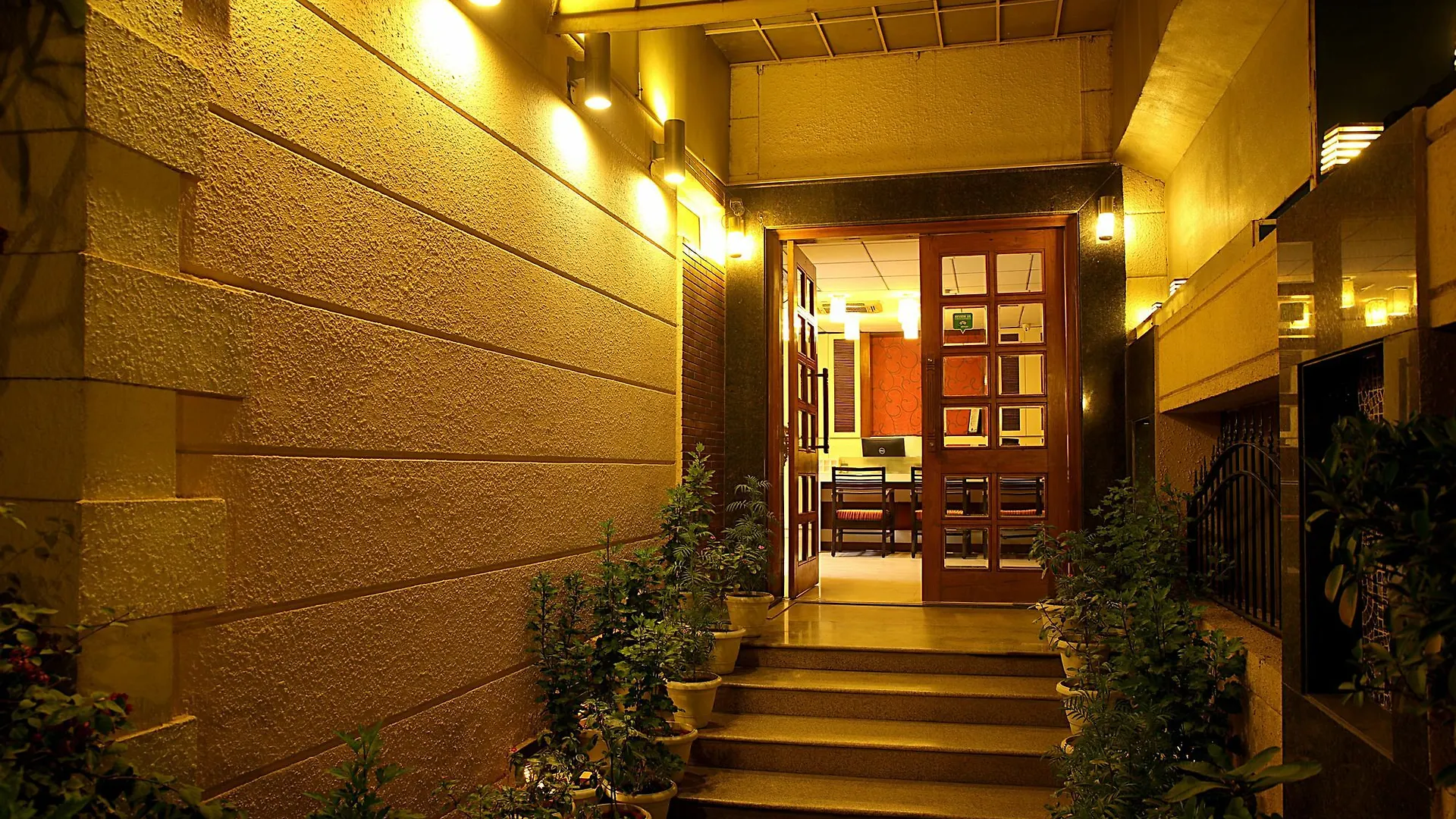 古尔冈 Ahuja Residency Jcm 77 Dlf Phase II酒店 3*,  印度